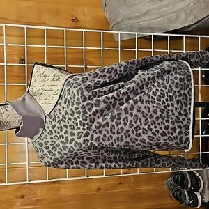 Fabulous off the shoulder athleisure top. 23" long. Very very soft.